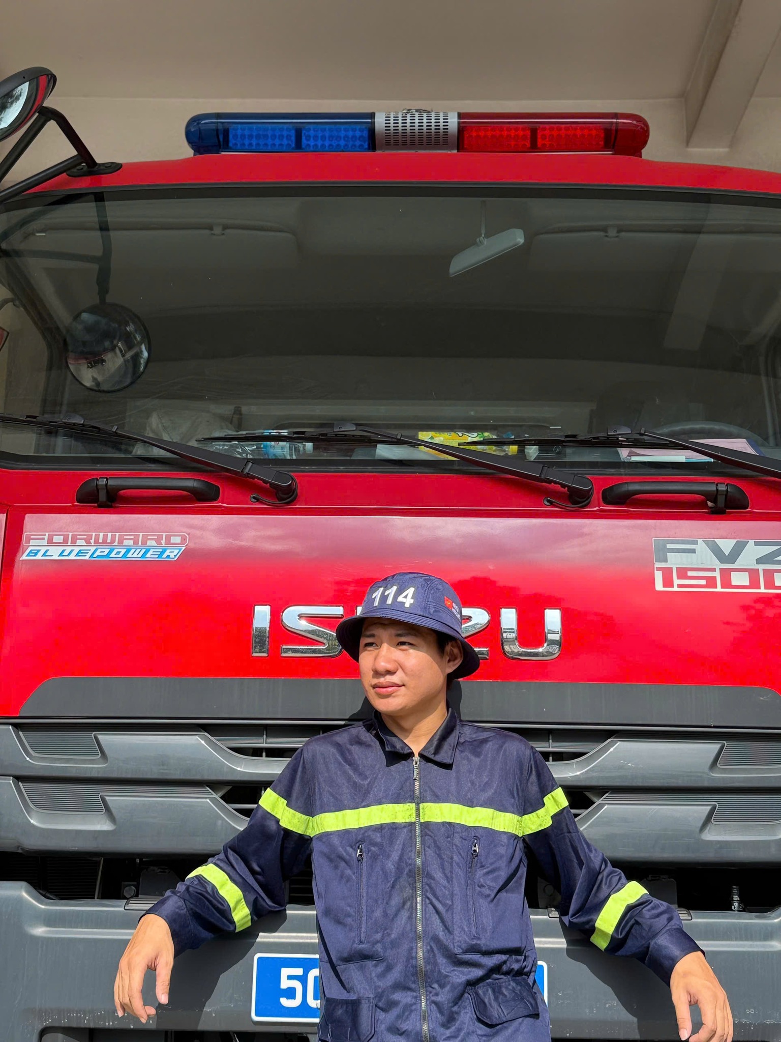 Nguyễn Mai Thi - chàng lính cứu hỏa liều mình cứu nữ sinh 17 tuổi trước mũi xe container mất lái