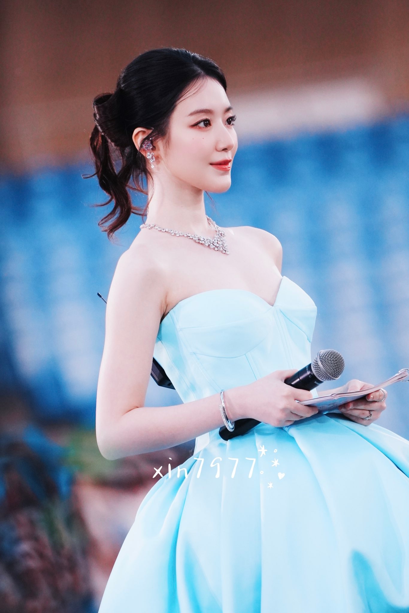 Mỹ nhân đẹp phát sáng, trời ưu ái nhan sắc làm gì cũng được tha thứ