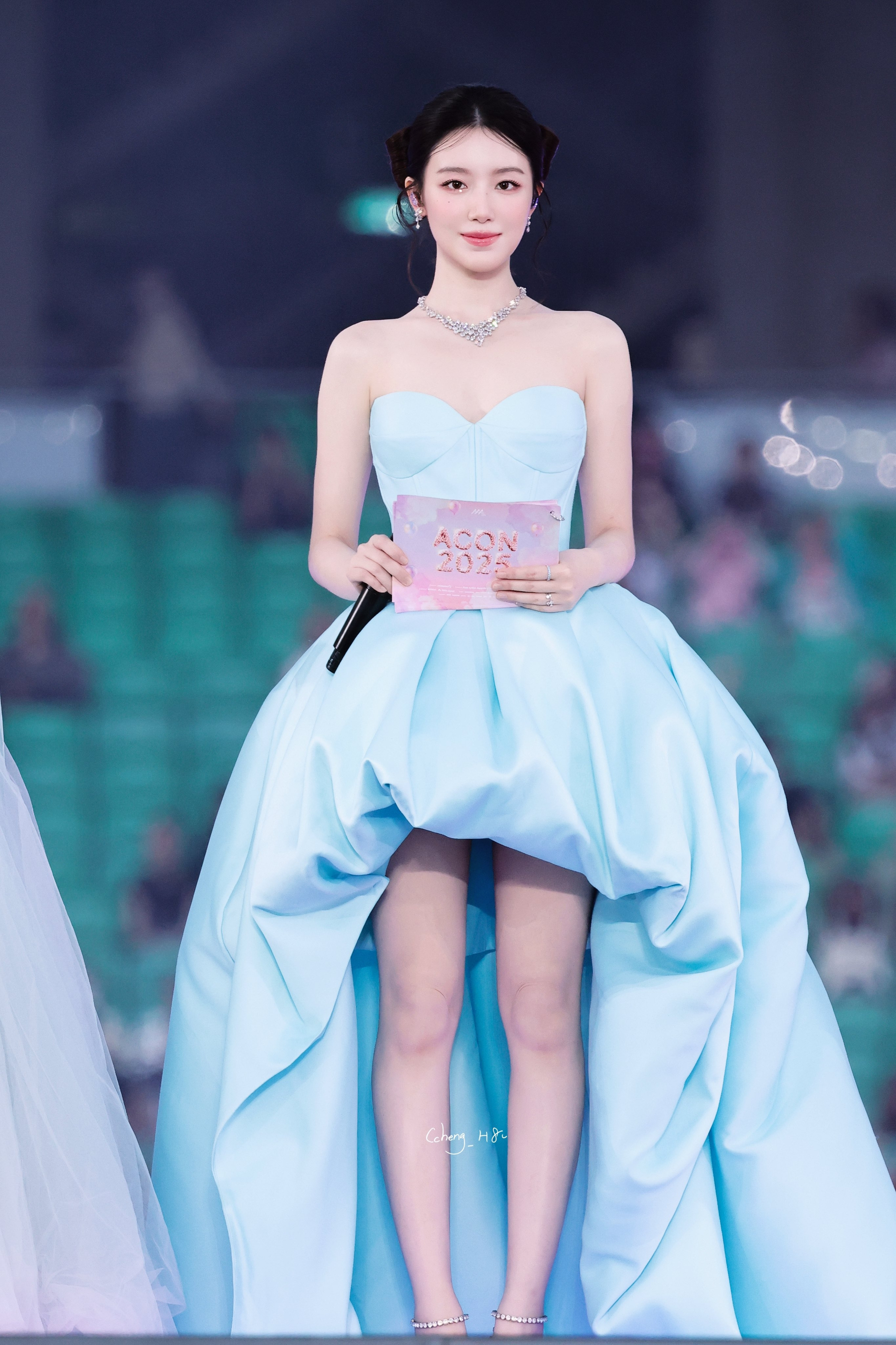 Shuhua xinh đẹp lộng lẫy ở AAA