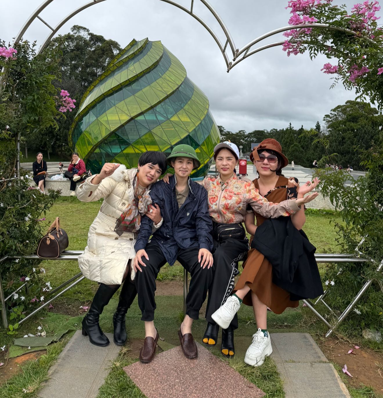 Từ trái qua: Quân Trương - Hồng Thơ, Mai Hương - Đỗ Hùng, Ngọc Kem - Đỗ Lụa, Ngọc Thiệp - Nguyễn Dung