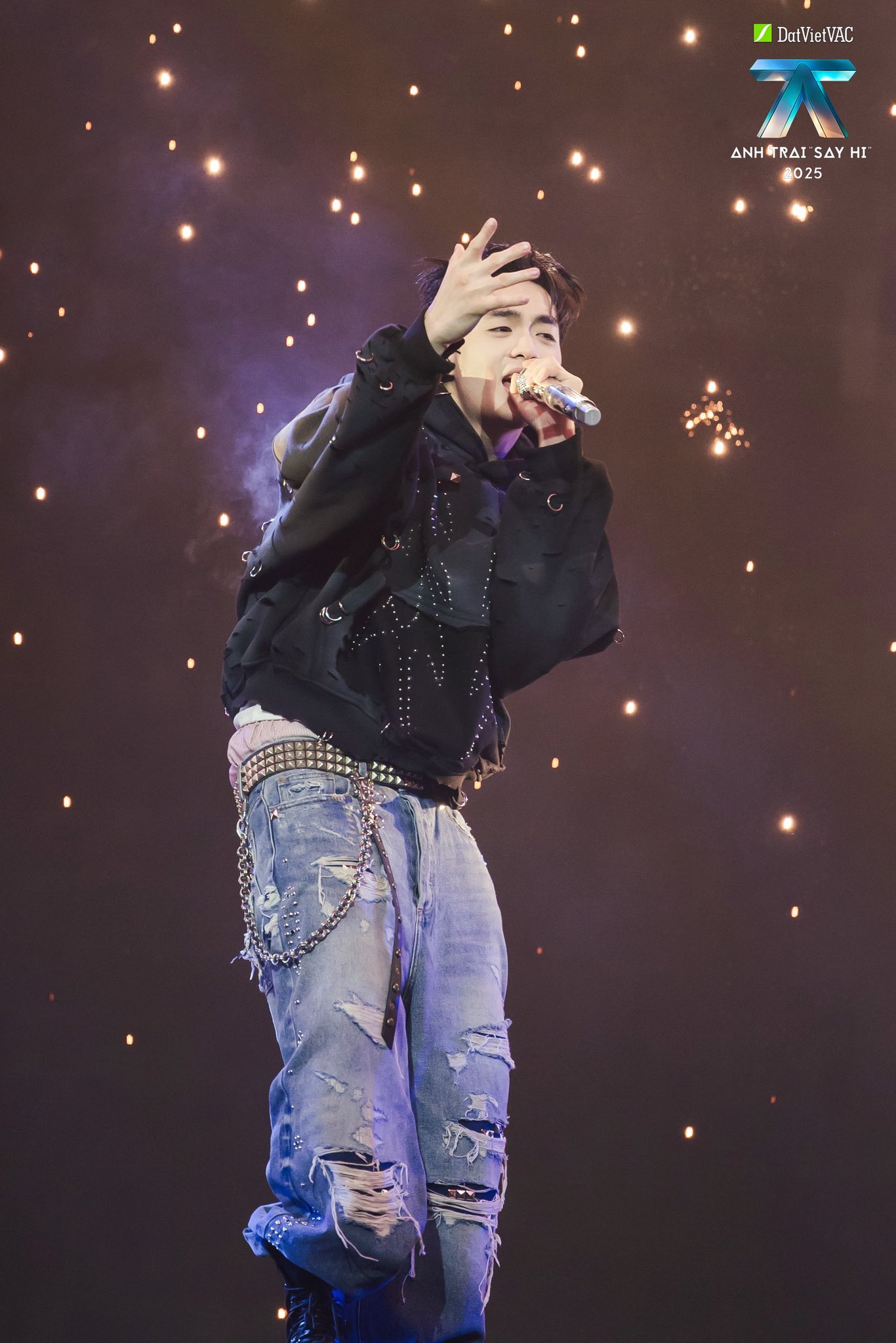 Negav có số vote cao nhất - chưa từng bị vượt mặt và FC cực kì chịu đầu tư tiền bạc, thời gian để ủng hộ Negav