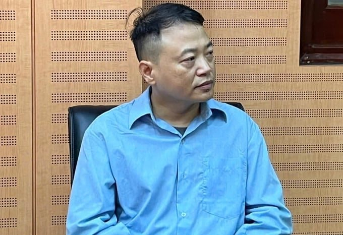 Shark Bình tại cơ quan chức năng (Ảnh: CA Hà Nội)