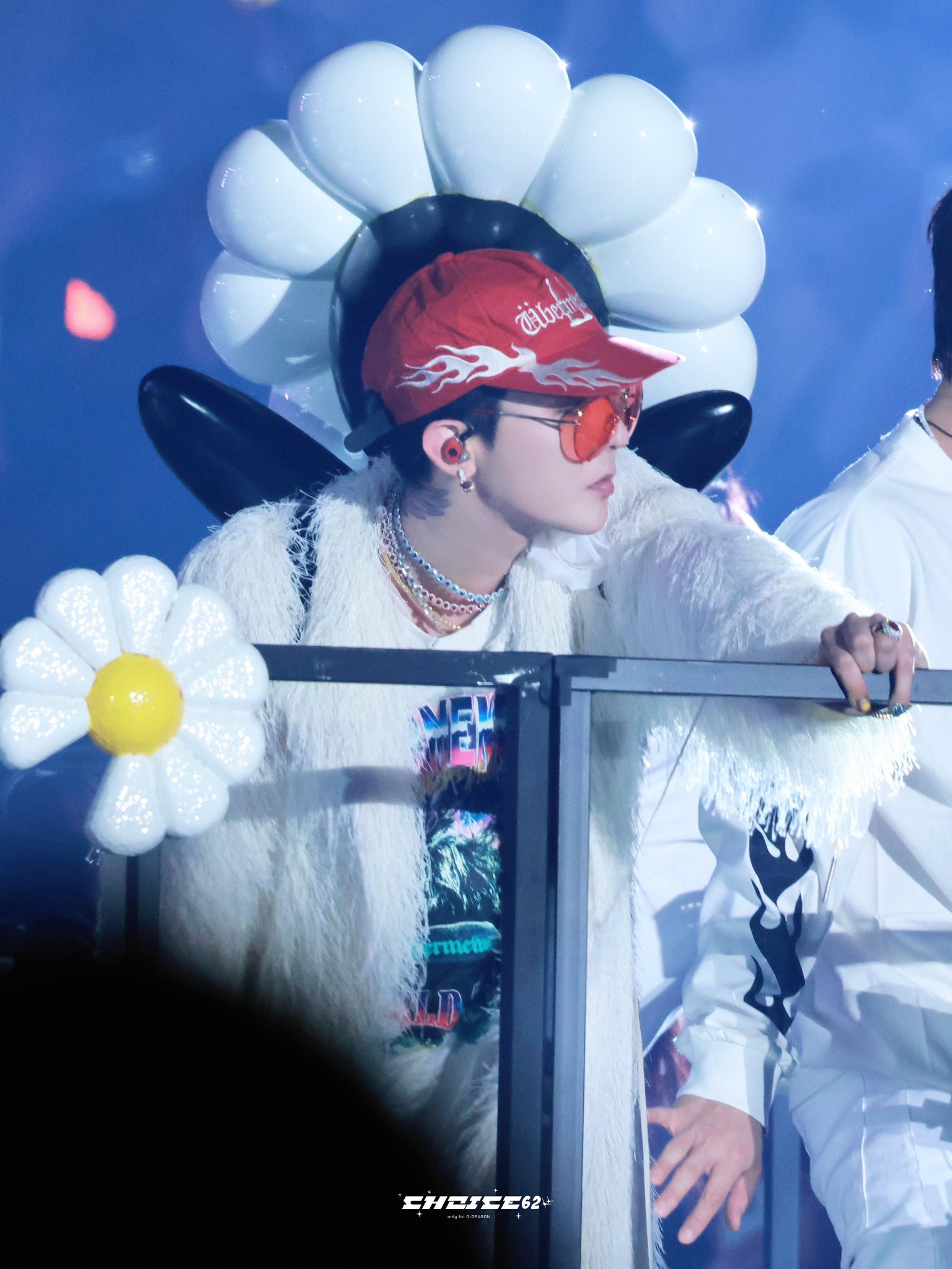 Với sức ảnh hưởng lớn, mọi phát ngôn hay hành động của G-DRAGON trên sân khấu đều dễ bị phóng đại, gây tranh cãi lớn