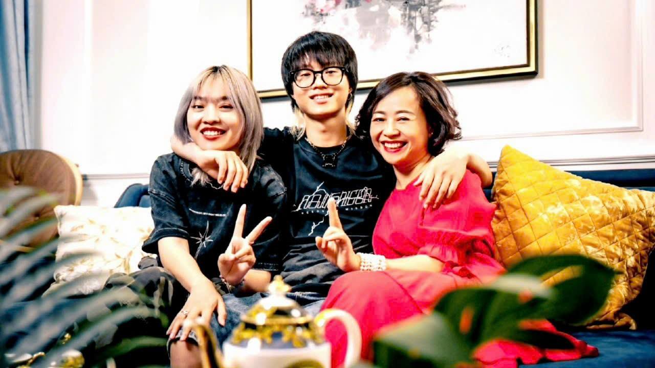 Mẹ Low G chụp cùng con dâu và con trai. Ảnh: FBNV.