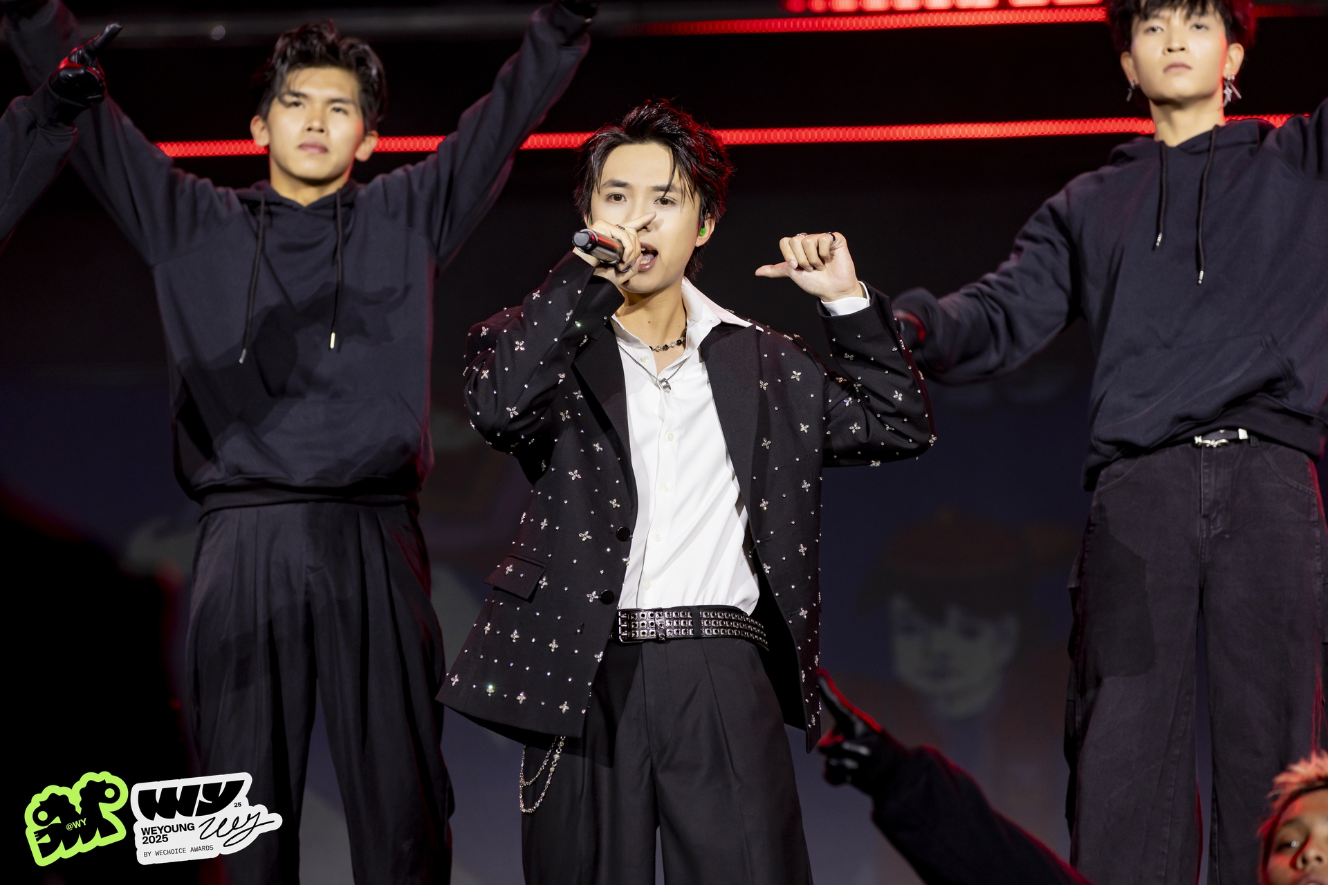 Nhật Hoàng là cái tên để lại nhiều chú ý với phân đoạn solo ca khúc Bước Đều