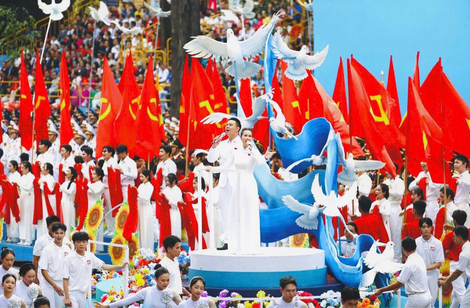 Dấu ấn nổi bật nhất 2025 của Võ Hạ Trâm đến từ màn trình diễn ca khúc Viết Tiếp Câu Chuyện Hòa Bình trong Đại lễ kỷ niệm 50 năm ngày thống nhất đất nước 30/4 (ảnh: FBNV)