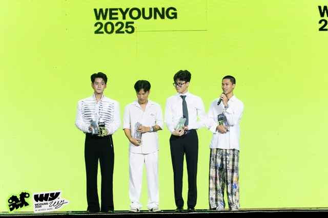 Từ trái qua: Diễn viên Nguyễn Đình Khang, đại diện ca sĩ Phương Mỹ Chi, Nghiên cứu sinh Hà Hải Dương, Nghệ sĩ Nguyễn Hùng.