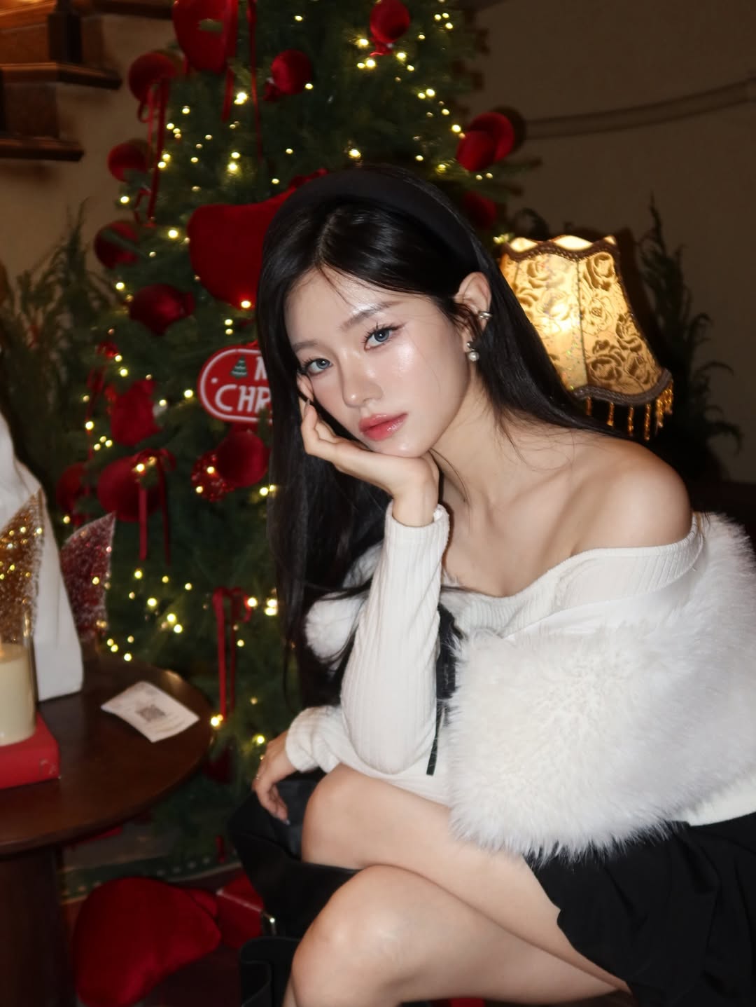 Ngôi sao của show hẹn hò Đảo Thiên Đường bày tỏ đây là lần đầu tiên đón Giáng Sinh tại Việt Nam. Sau 1 năm bước ra khỏi chương trình, Rayeon Lee có một lượng người hâm mộ đông đảo. Cô cũng gia nhập vào công ty giải trí của Chi Pu và hoạt động mạnh mẽ tại Việt Nam.