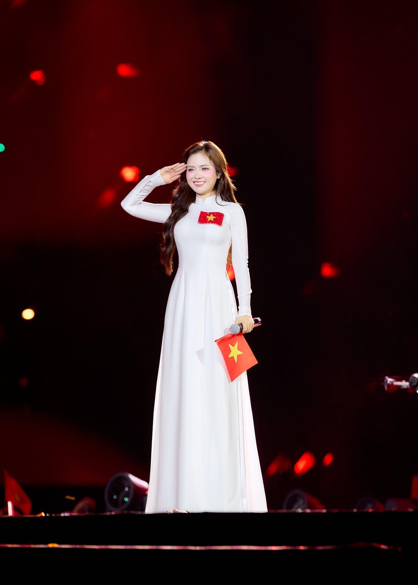 Dương Hoàng Yến và động tác Chào cờ được ví như 