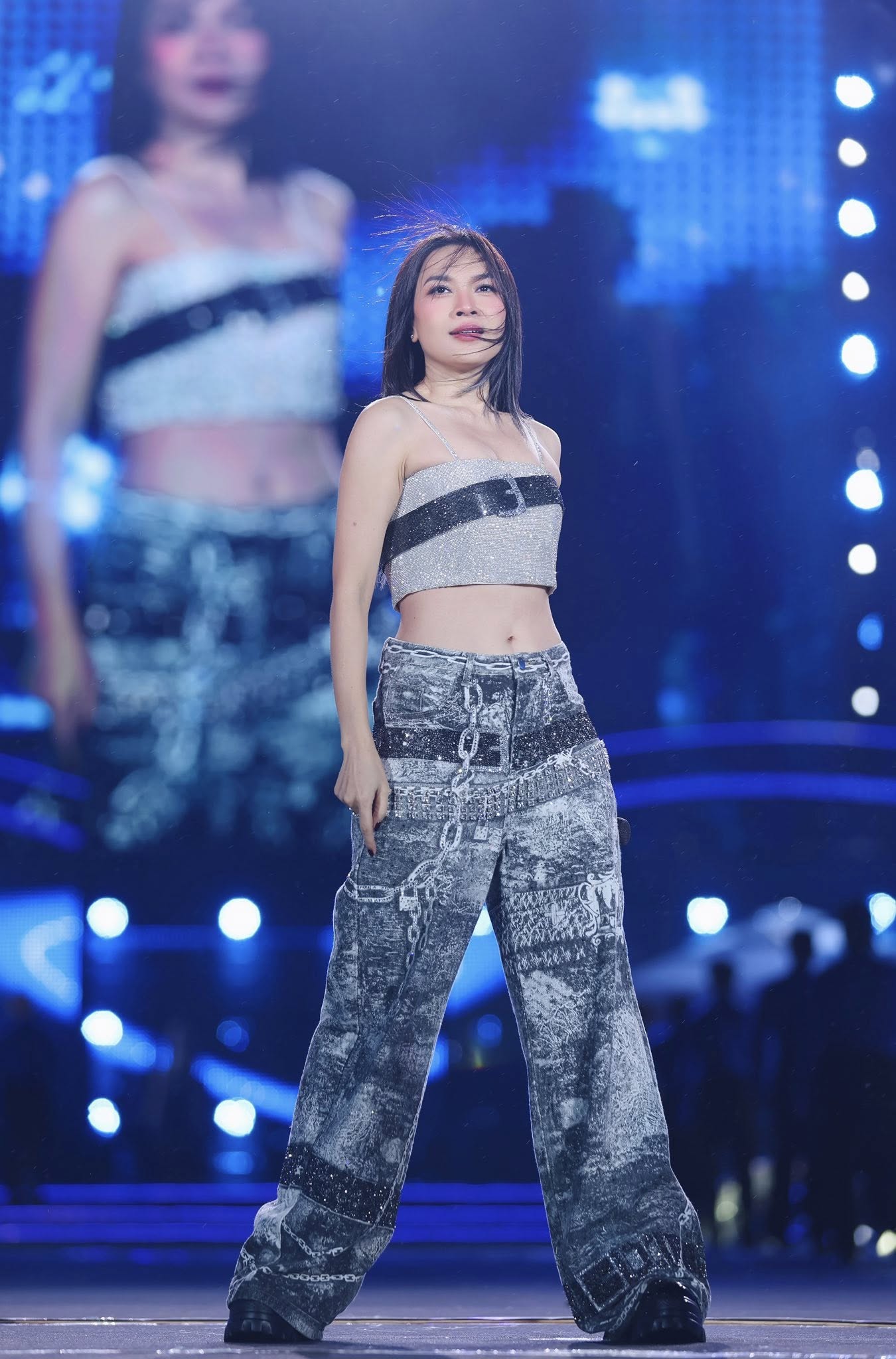 Nửa cuối năm 2025, Mỹ Tâm trở lại khuấy động đường đua âm nhạc với tâm điểm là concert 40 nghìn khán giả - See The Light (ảnh: FBNV)