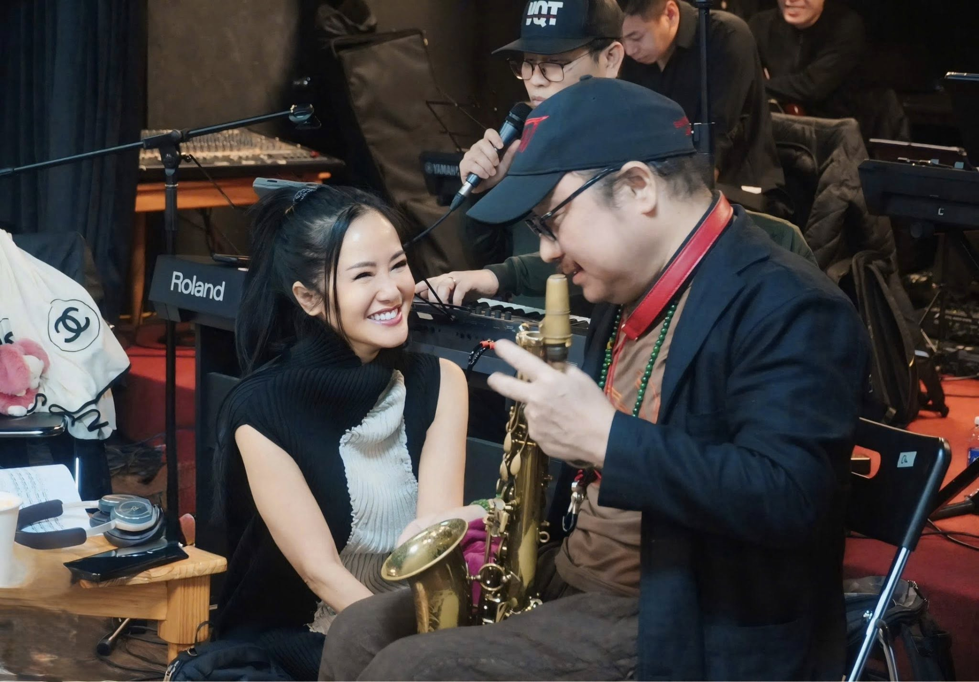 Hồng Nhung cho biết, bản thân cô và loạt nghệ sĩ như nhạc sĩ Trần Mạnh Tuấn, ca sĩ Hà Trần, ca sĩ Tấn Minh cùng nhiều người khác vẫn chưa nhận được bất kỳ khoản cát-xê nào, thậm chí chi phí di chuyển và ăn ở cũng phải tự chi trả (ảnh: FBNV)