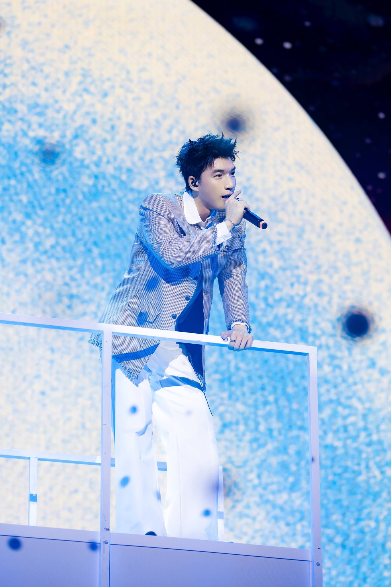 HIEUTHUHAI trẻ trung, chuyên nghiệp