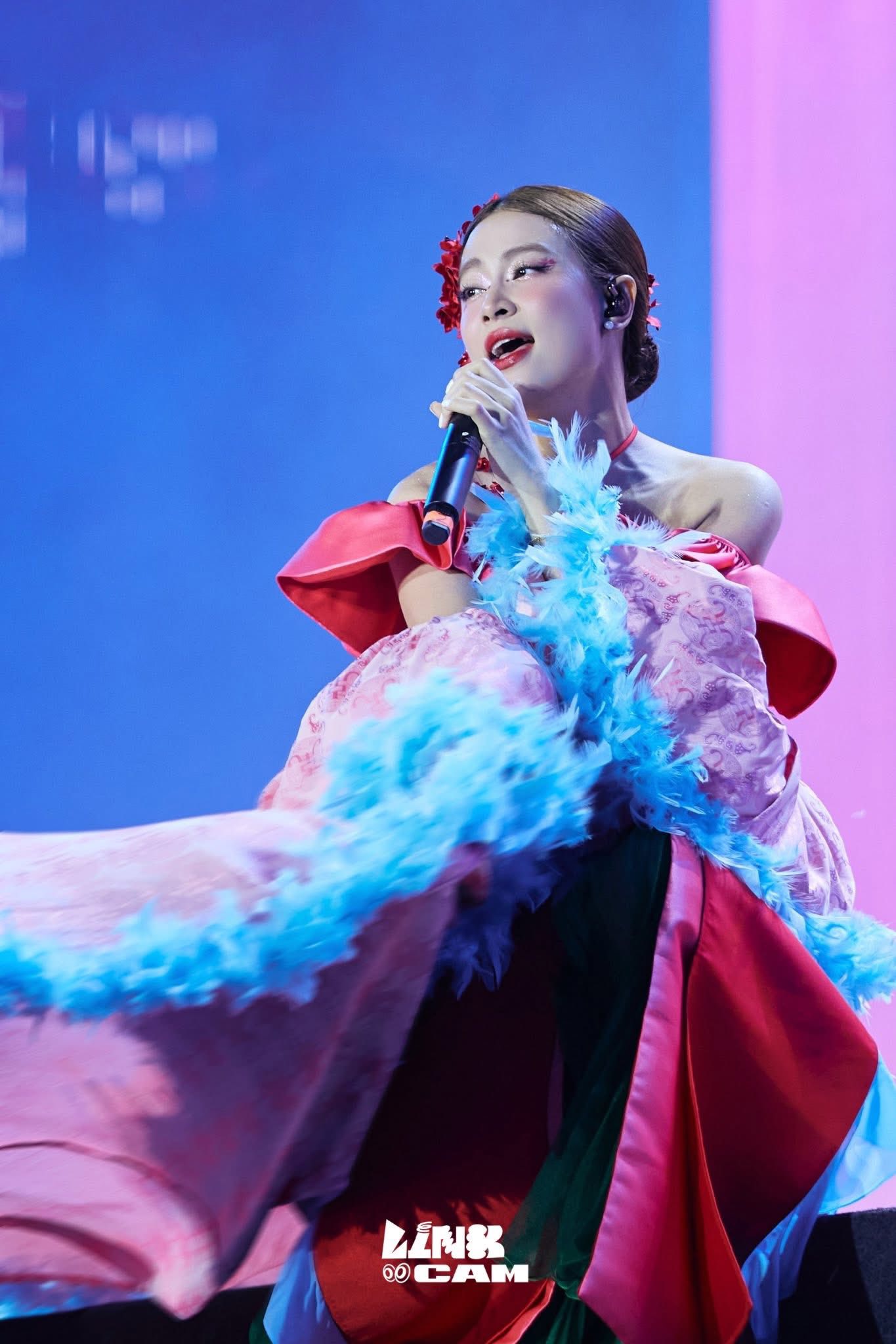 Hoàng Thuỳ Linh khoe visual đỉnh cao 