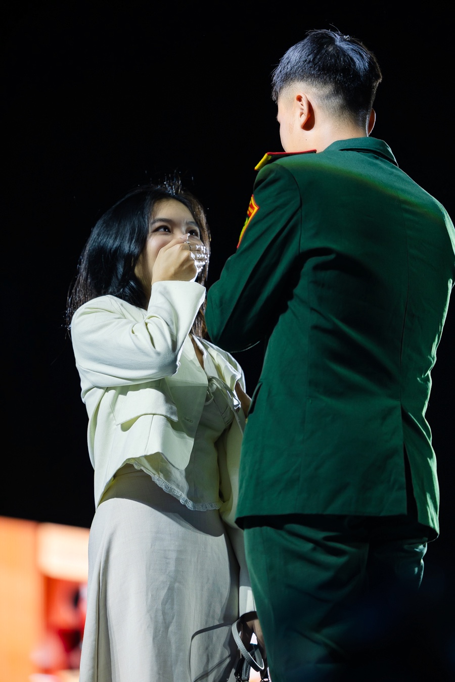 Màn cầu hôn hot nhất đêm qua 