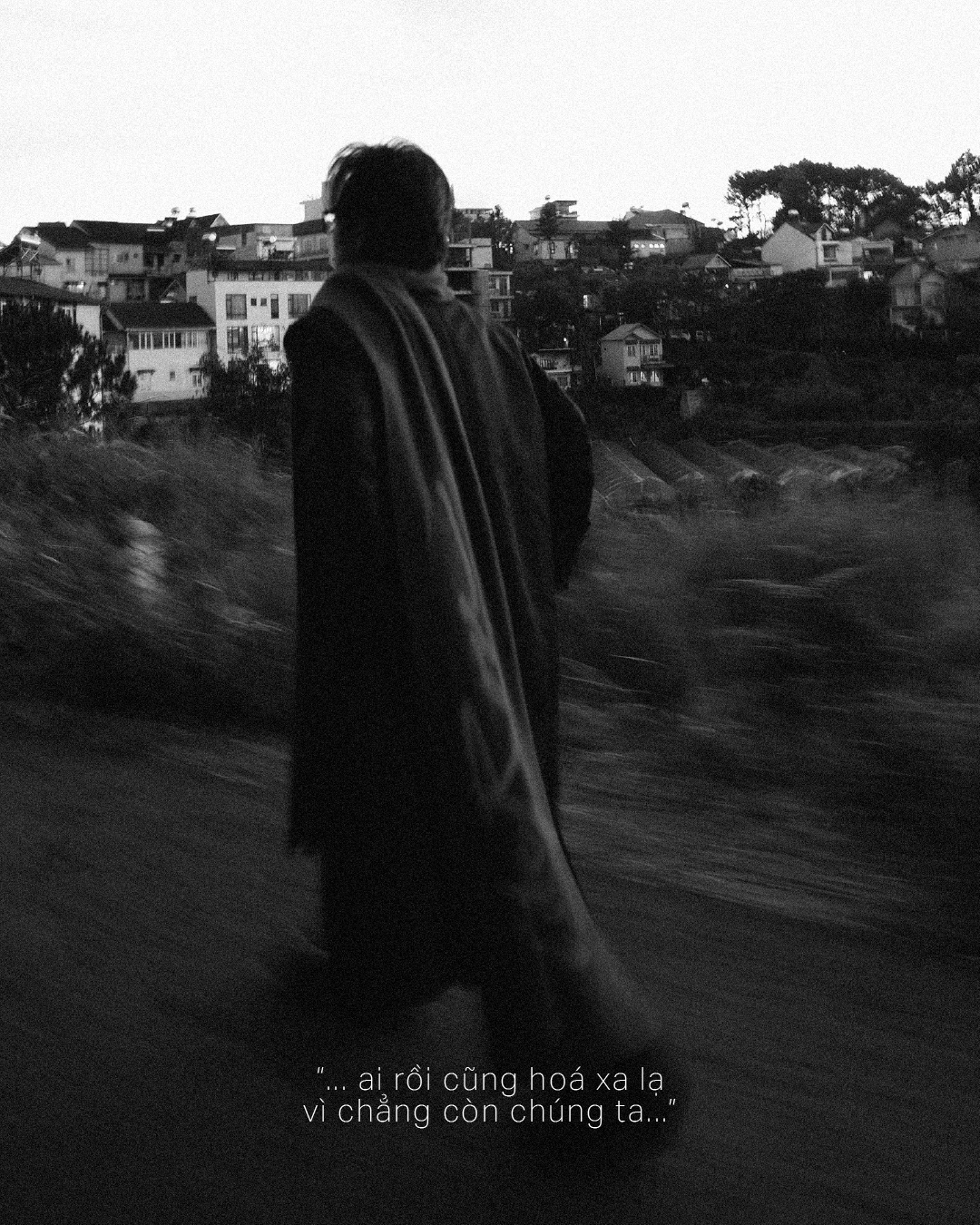 MV Một Năm Qua được thực hiện với tông đen - trắng tại Đà Lạt, chính không gian sẽ trở thành điểm hẹn của concert THE ROSE