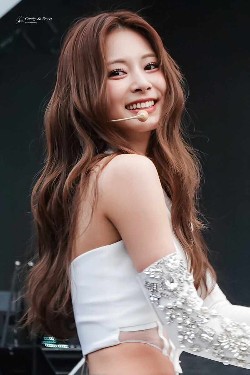 Tzuyu thường bị gắn mác “bình hoa di động”, nổi tiếng nhờ nhan sắc hơn là kỹ năng (ảnh: Kpopping)