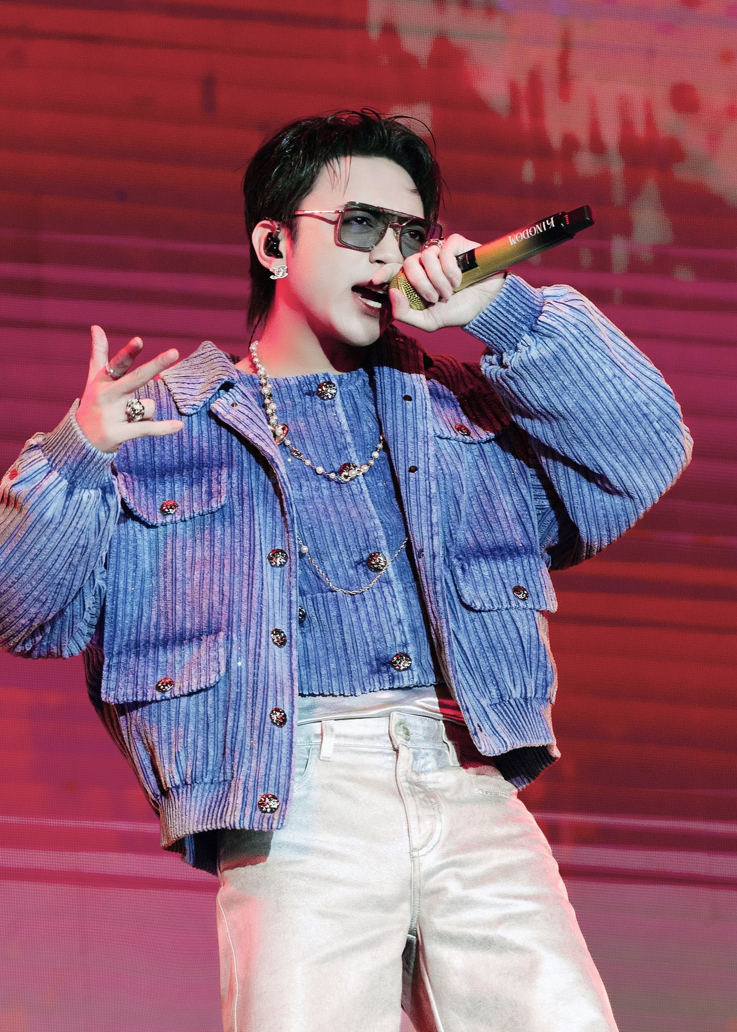 SOOBIN được fan tặng micro cầm tay có giá 250 triệu đồng mang bộ nhận diện 