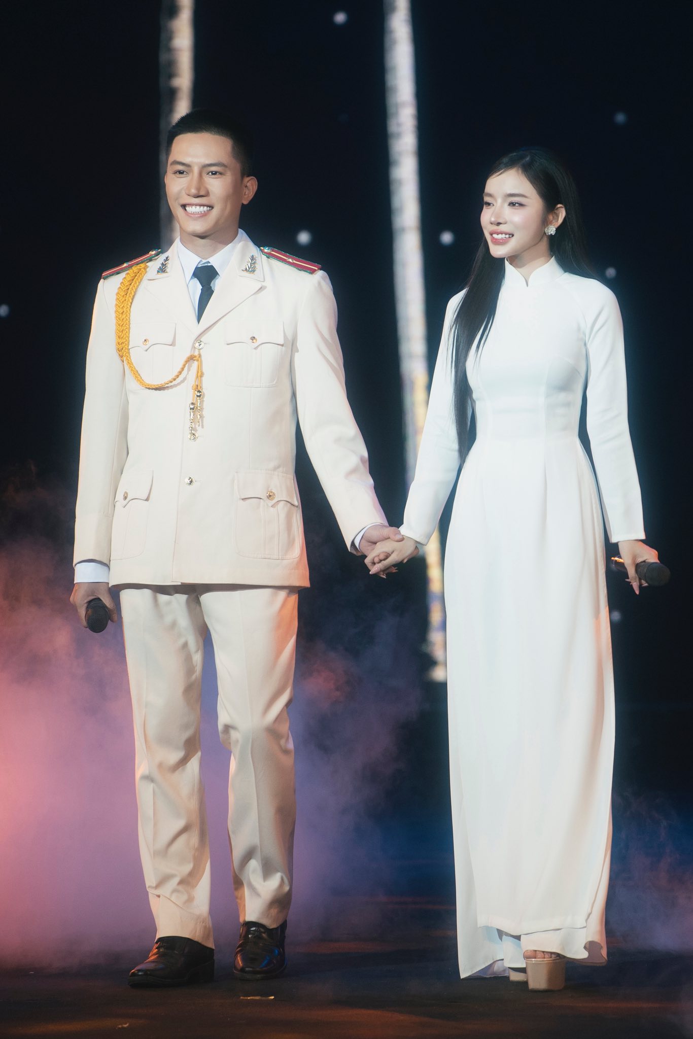 Anh Tú và LyLy cực kì đẹp đôi khi song ca cùng nhau trên sóng truyền hình (ảnh: FBNV)