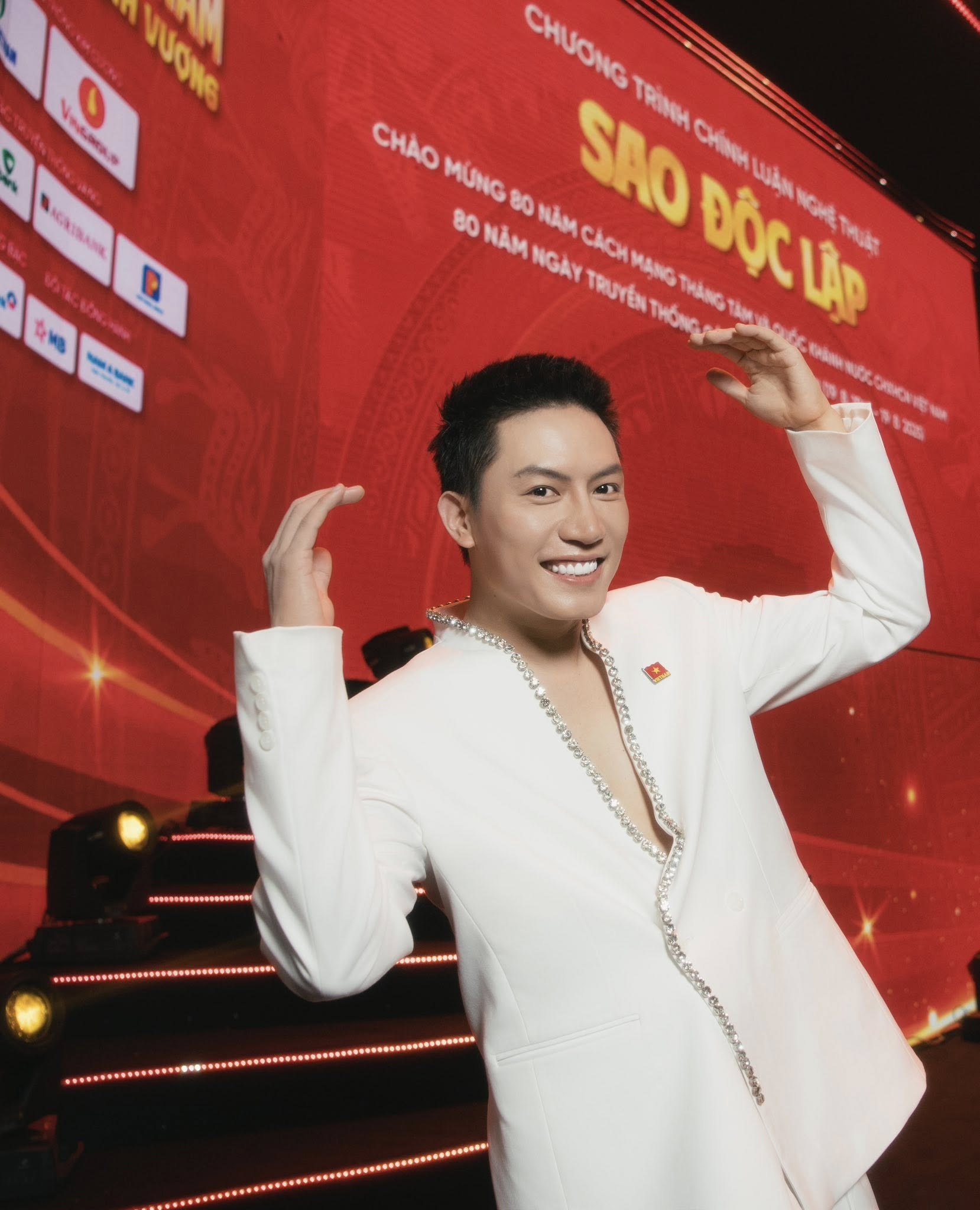 Anh Tú là một trong những giọng ca thực lực đắt show nhất năm qua (ảnh: FBNV)