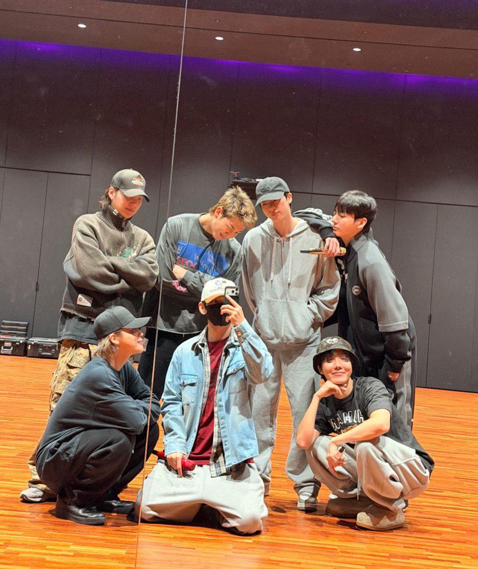 Thời gian này, BTS đang dốc sức làm nhạc và luyện tập chuẩn bị cho màn comeback (ảnh: X)