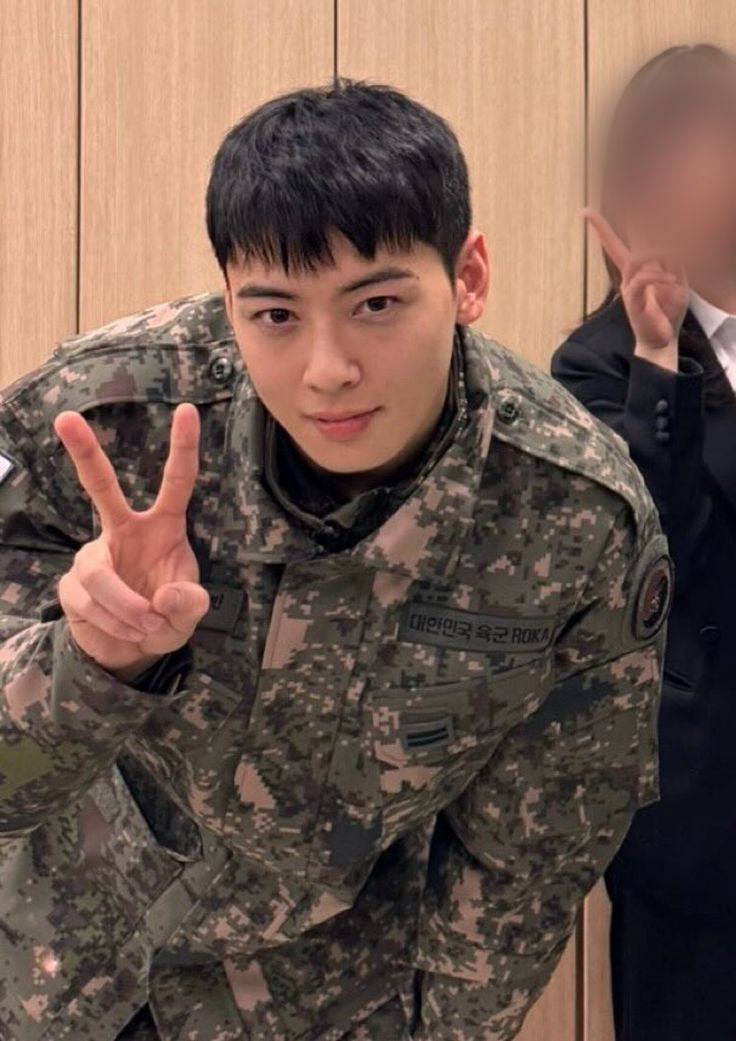 Showbiz có mỹ nam IQ xuất chúng, thiên tài gương mặt được Bộ Quốc phòng chọn làm đại diện thúc đẩy kinh tế quốc gia