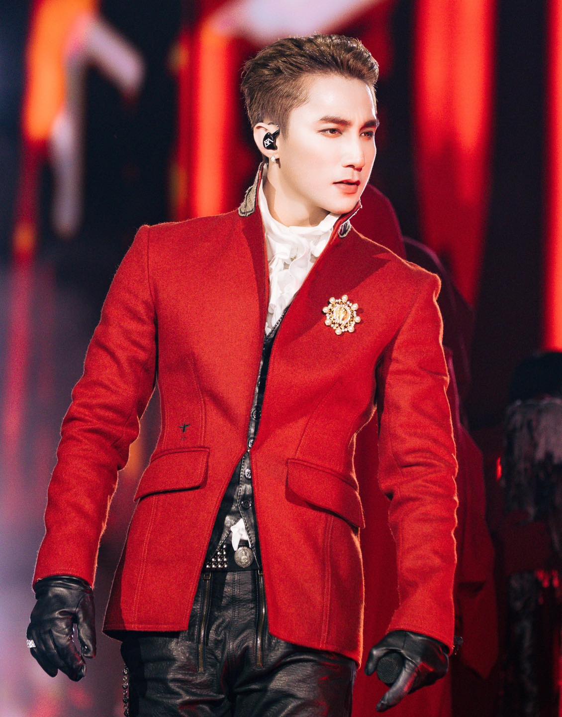 Sơn Tùng xếp 2 với hơn 11.6 triệu lượt thảo luận (ảnh: FBNV)