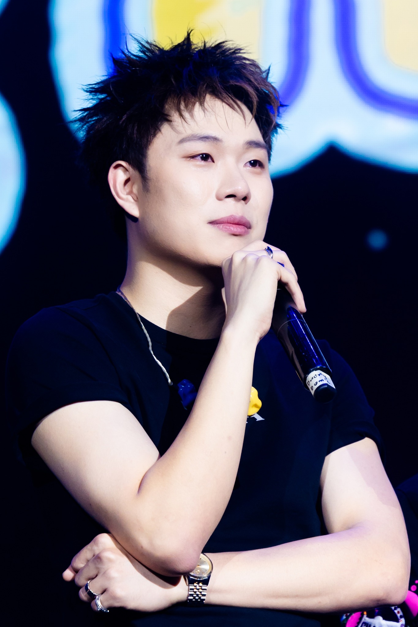  Đến cả tên tuổi “đỉnh lưu” toàn cầu như Jung Kook vẫn cần sự chống đỡ của fan, thì một nghệ sĩ trẻ như Dương Domic lại càng phát sinh nhiều vấn đề (ảnh: FBNV)