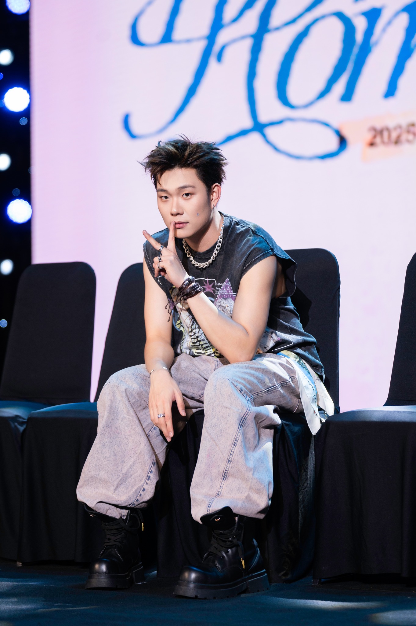  Dương Domic vẫn là một nghệ sĩ trẻ có thực lực và tiềm năng nhưng khủng hoảng fan ở thời điểm này dễ tác động tiêu cực đến sự nghiệp đường dài (ảnh: FBNV)