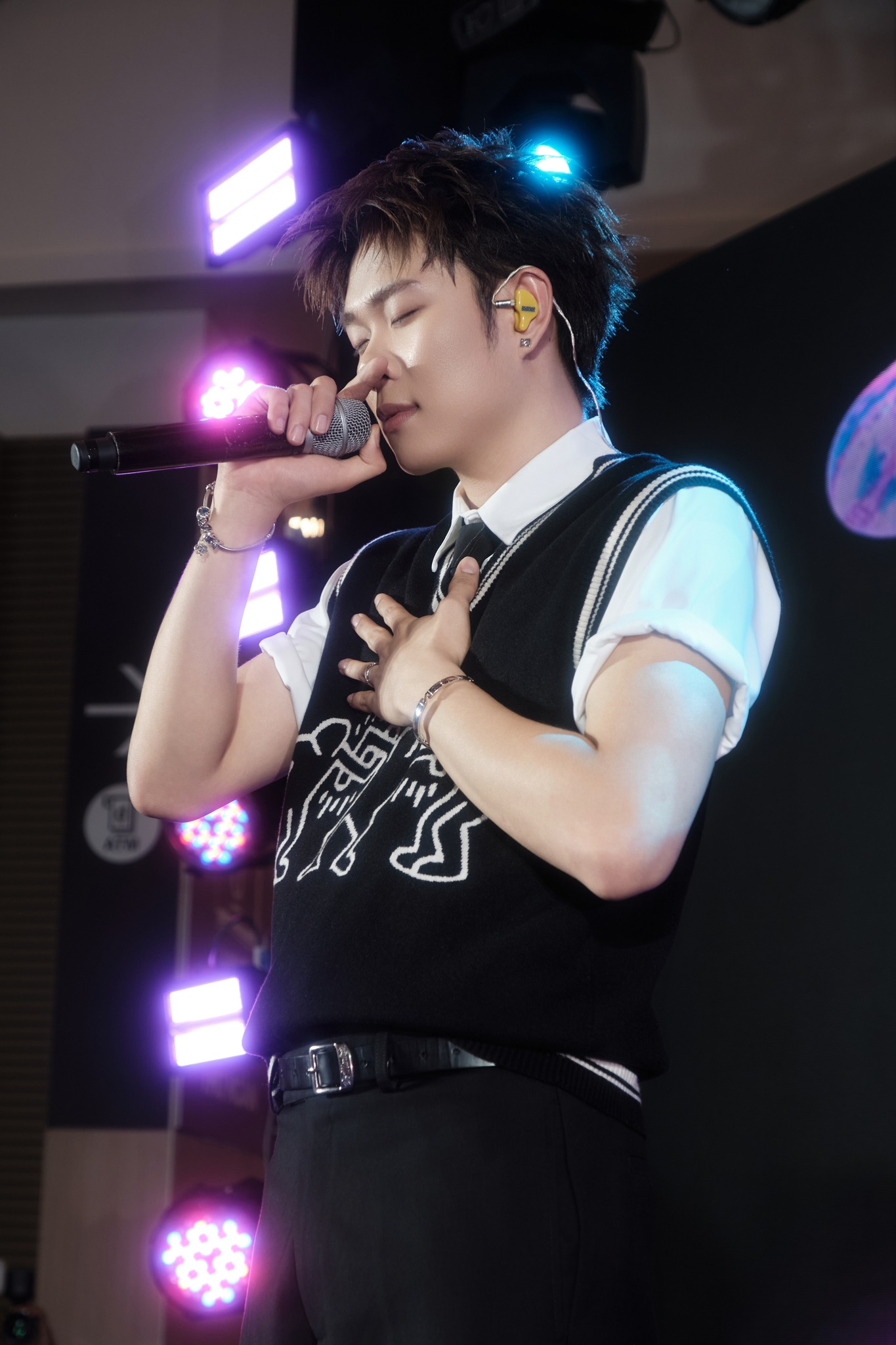 Trong khi đó, với Dương Domic, khủng hoảng không xuất phát từ việc yêu đương, mà từ cảm giác bị trục lợi cảm xúc, bất bình khi thần tượng thiếu thành thật (ảnh: FBNV)