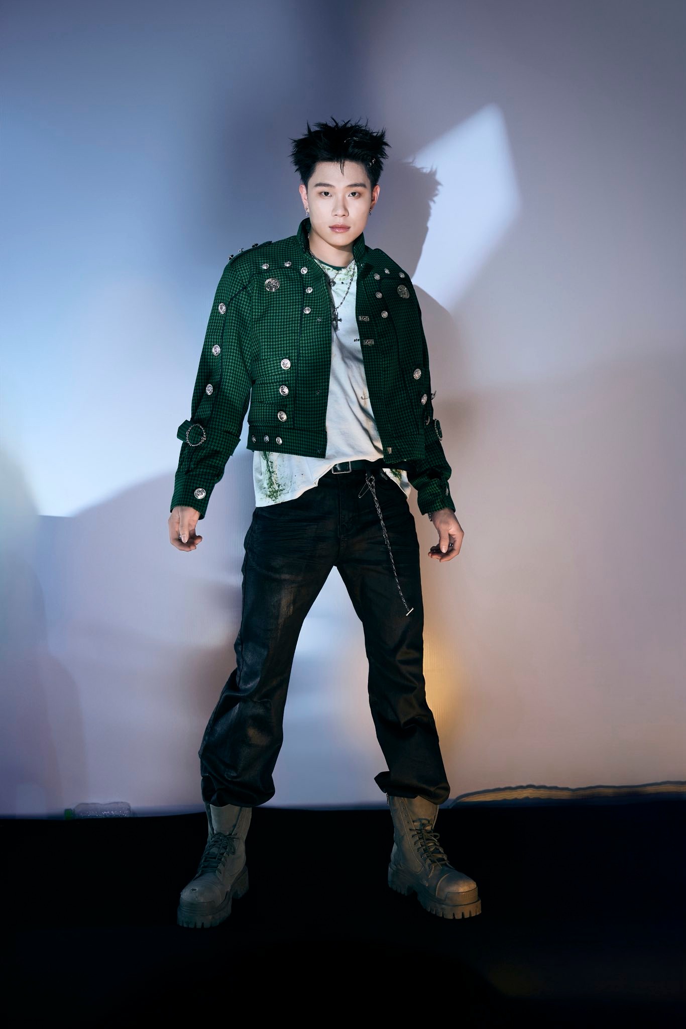 Nhờ fan đông và support chuyên nghiệp, Dương Domic có những chuyến lưu diễn đông khán giả, được các nhãn hàng chú ý dù tuổi nghề còn ngắn (ảnh: FBNV)