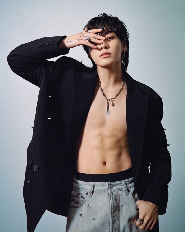  Với Jung Kook, fan Kpop chỉ trích dựa trên chuẩn mực idol cần độc thân, fan không thích idol hẹn hò (ảnh: Weverse)