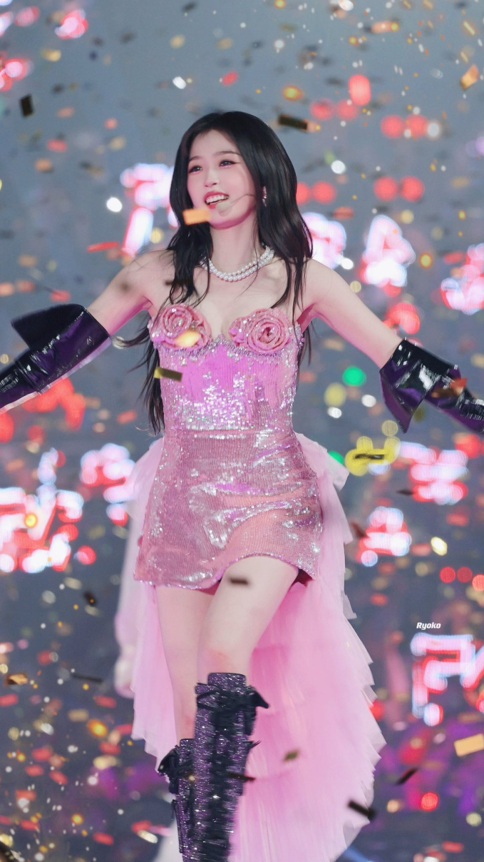 Sau THE 9, Ngu Thư Hân vẫn nổi tiếng với vai trò ca sĩ solo và đẩy mạnh hoạt động diễn xuất (ảnh: Weibo)