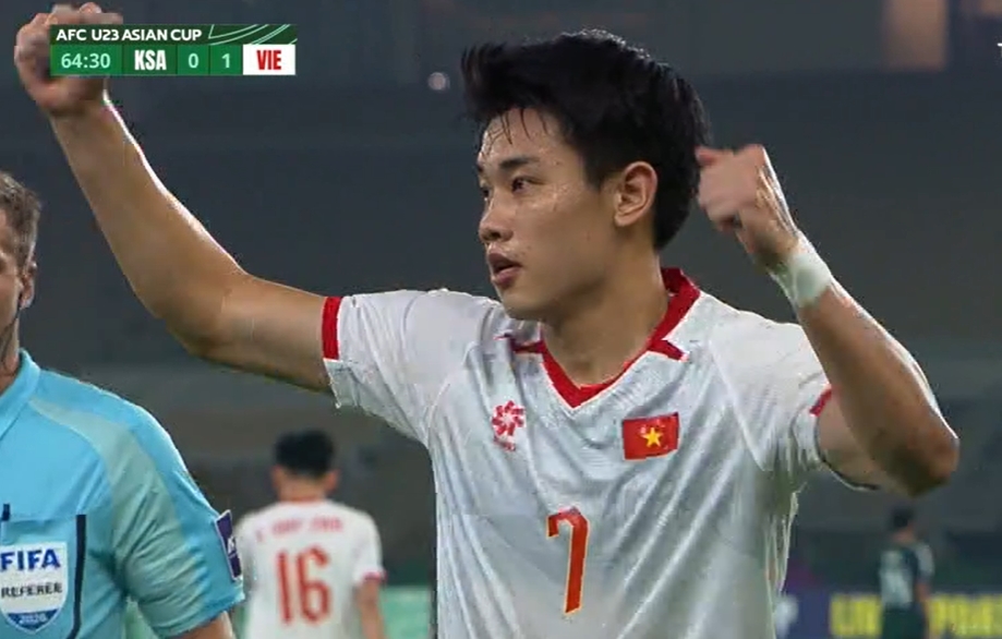 Bay như Trung Kiên, sút như Đình Bắc: Cặp đôi tạo ra “địa chấn” giữa đêm