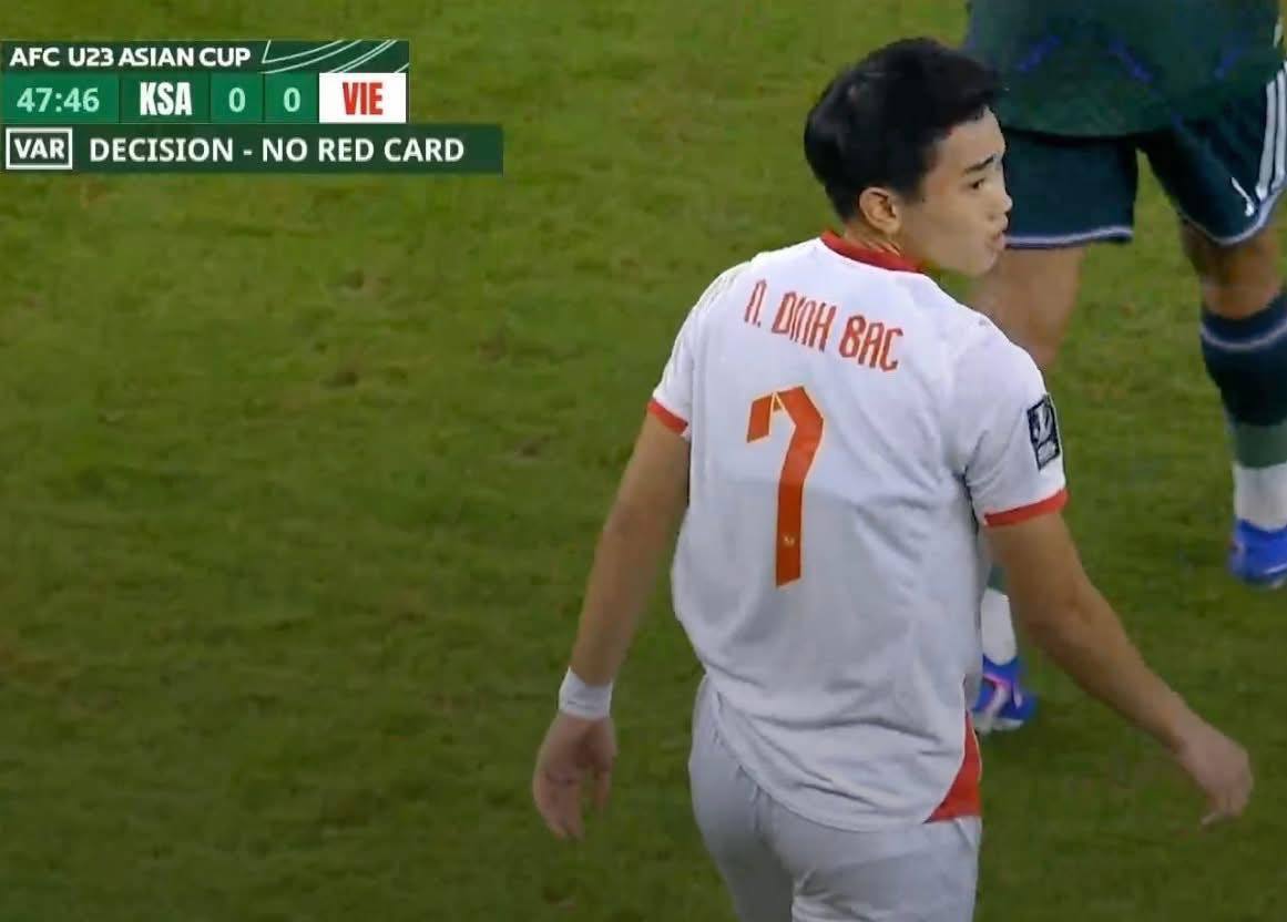 Một vài khoảnh khắc của Đình Bắc trên sân.