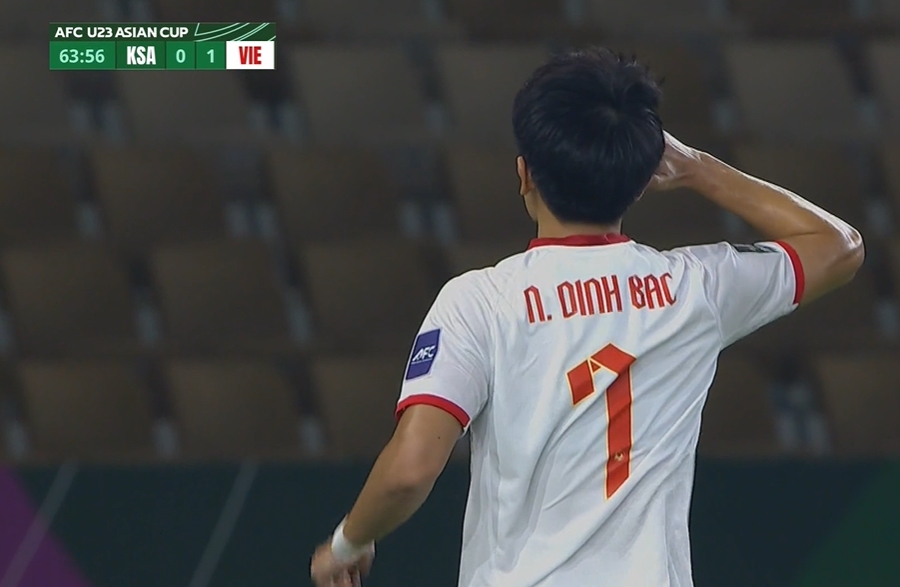 Đình Bắc và màn ăn mừng gây chú ý.