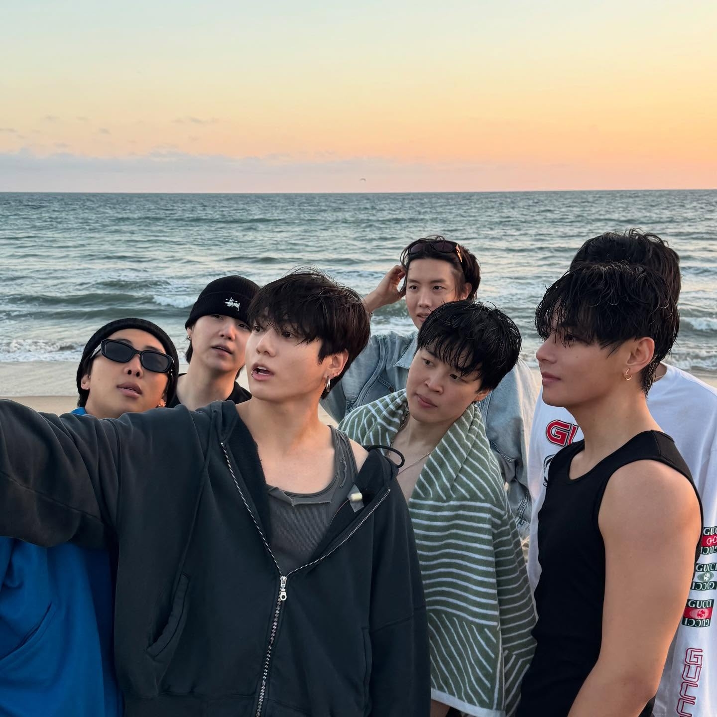 Song song với chuyến lưu diễn, BTS đang rục rịch trở lại với album mới dự kiến phát hành vào tháng 3 (ảnh: Instagram V)