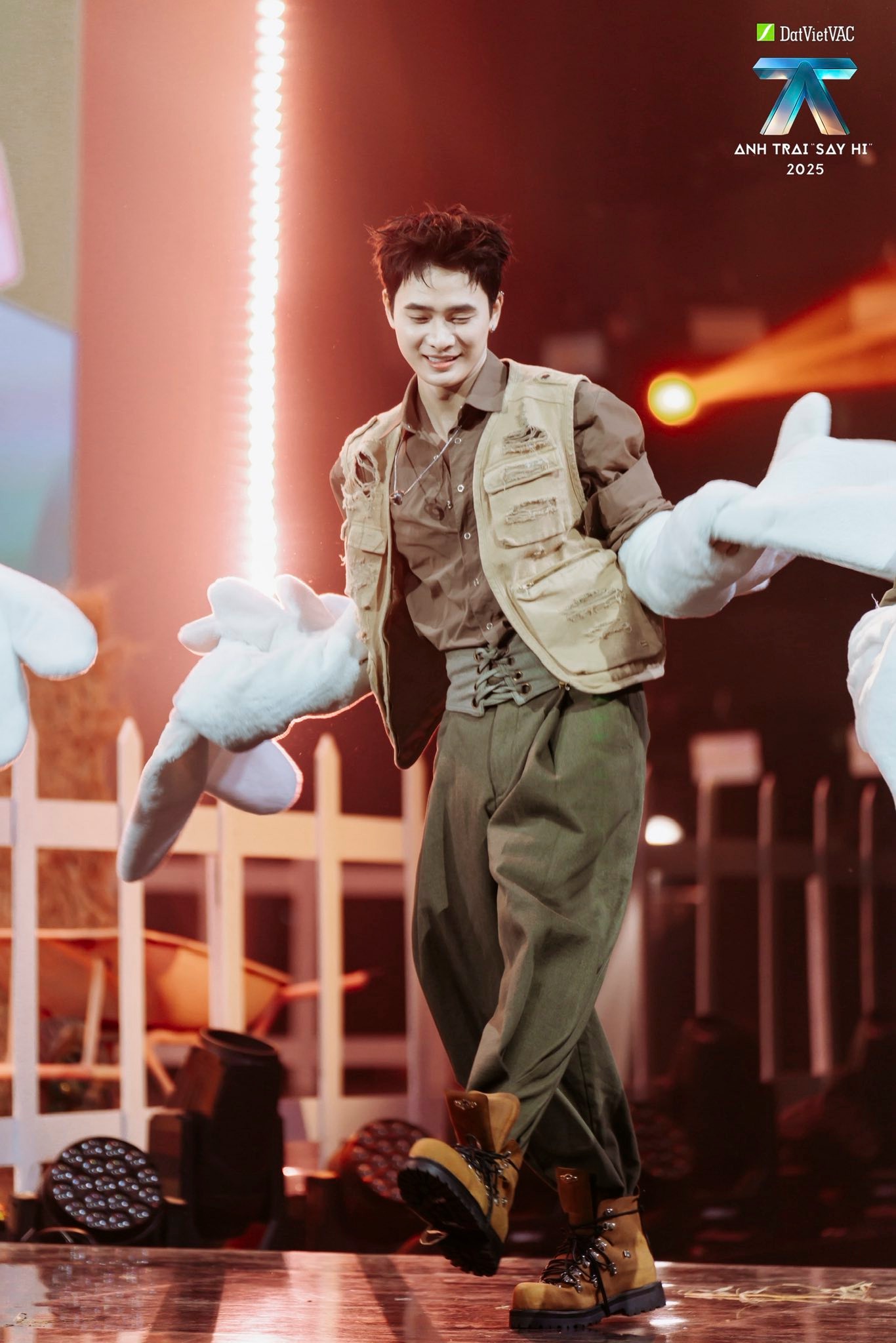 Năm 2025 đánh dấu giai đoạn hoạt động sôi nổi của nam nghệ sĩ khi tham gia Anh Trai Say Hi mùa 2 (ảnh: VieON)