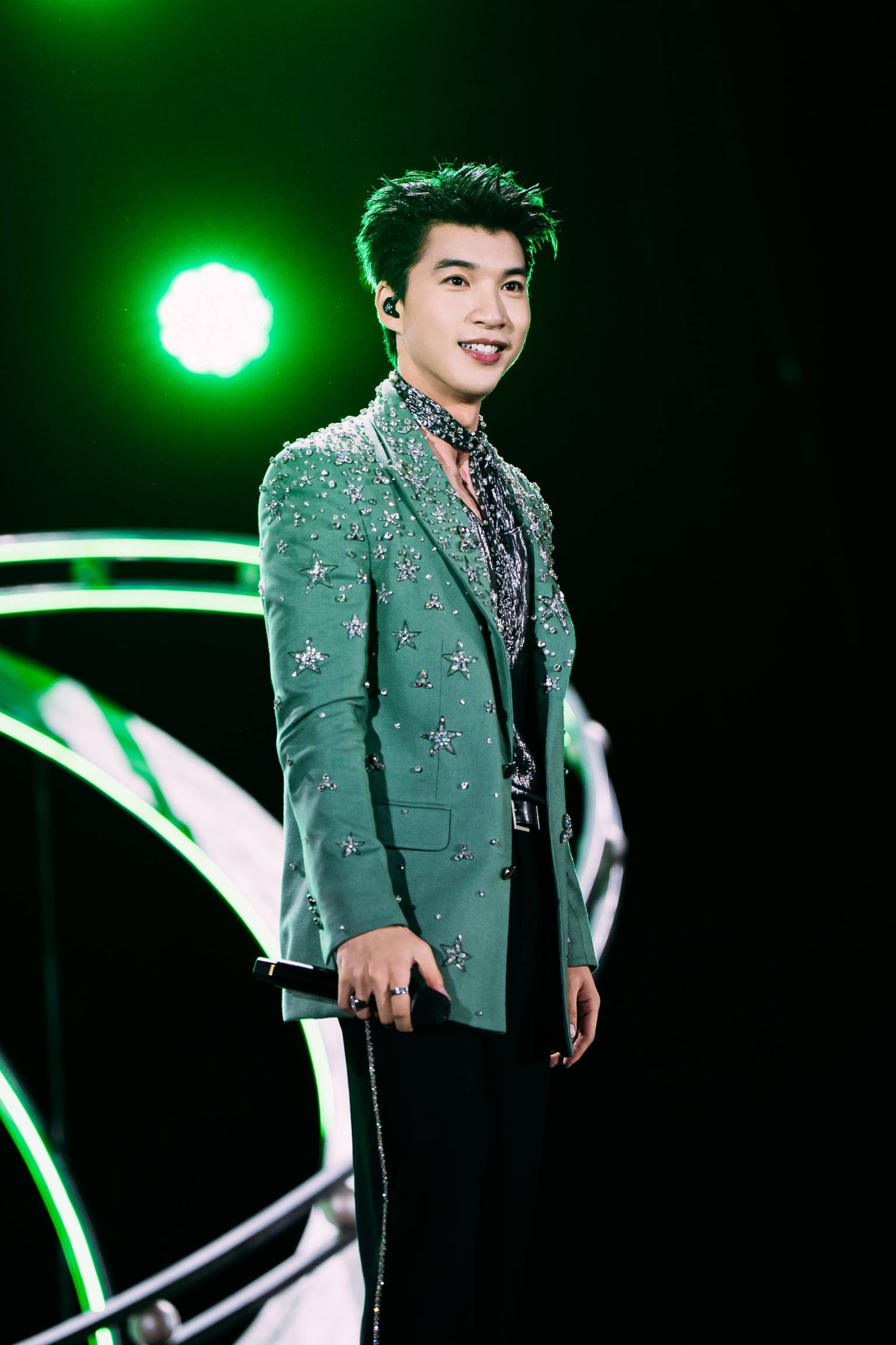 Theo Spotify Wrapped 2025, anh đứng Top 1 nghệ sĩ Việt Nam được nghe nhiều nhất, đồng thời sở hữu ca khúc dẫn đầu lượt stream trong năm (ảnh: FBNV)