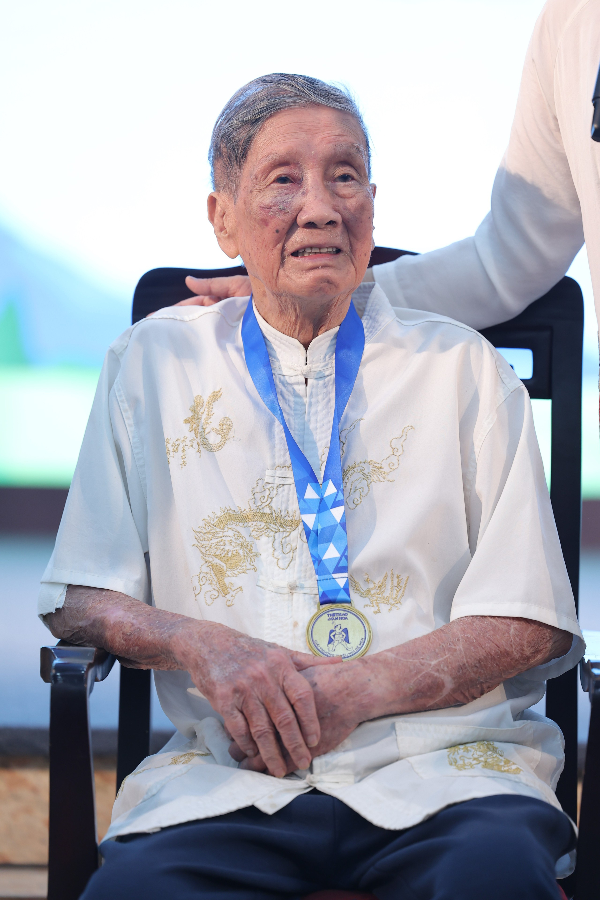 Tháng 5/2025, nhạc sĩ Phạm Tuyên được vinh danh là “Hiệp sĩ Dế Mèn” (ảnh: Facebook)