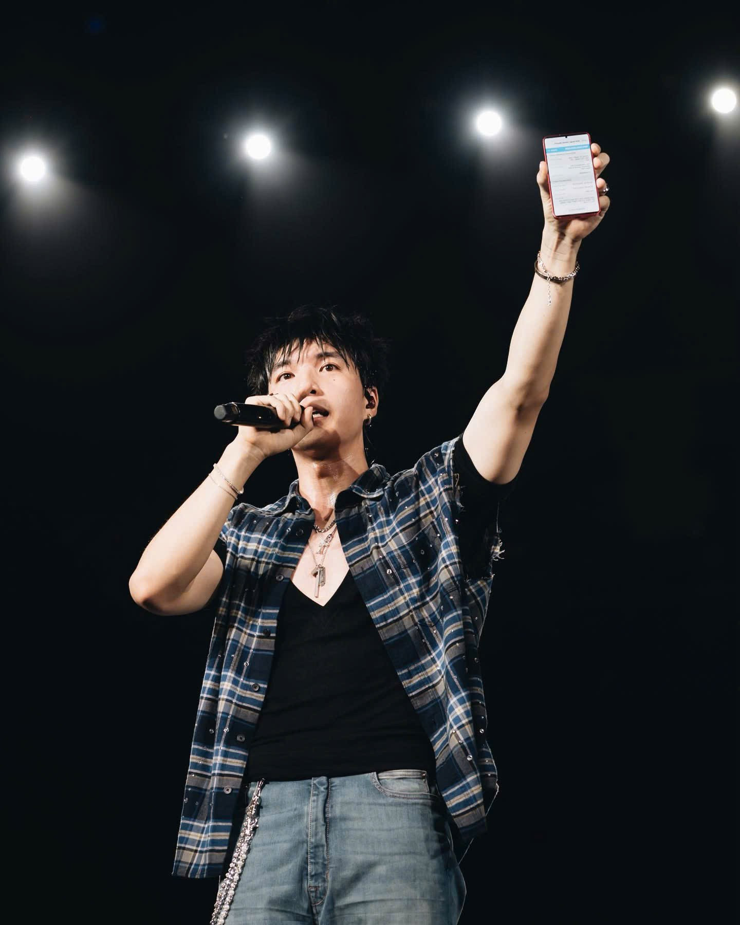 Tại GENfest Mbillion 2025, trong lúc giao lưu với khán giả, nam rapper kêu gọi người hâm mộ chung tay ủng hộ đồng bào vùng thiên tai và ngay sau đó chuyển 400 triệu đồng để đóng góp (ảnh: FB)