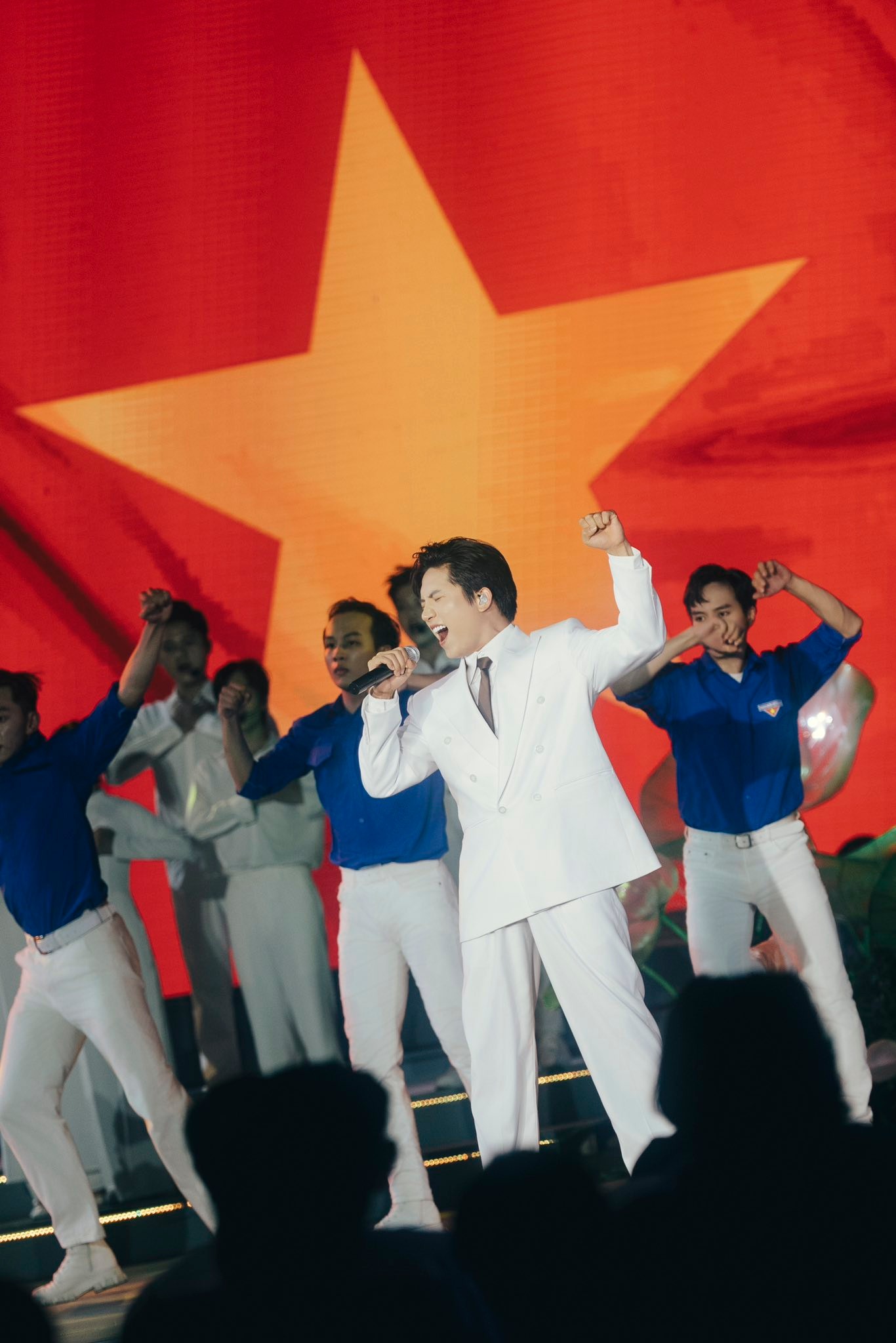 Nam ca sĩ sở hữu nền tảng đào tạo bài bản, kinh nghiệm sân khấu phù hợp với không gian chính luận (ảnh: FBNV)