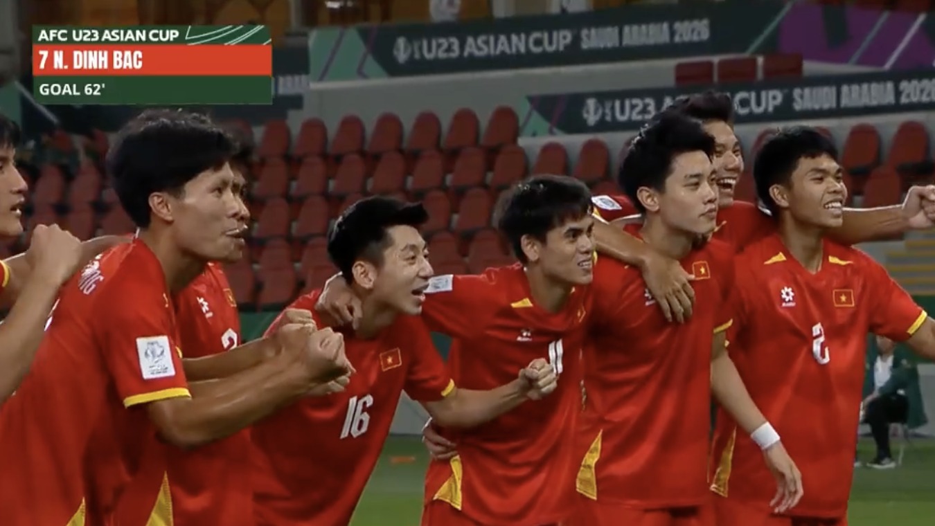 Đình Bắc và các cầu thủ ăn mừng sau khi ghi bàn (Ảnh chụp màn hình)