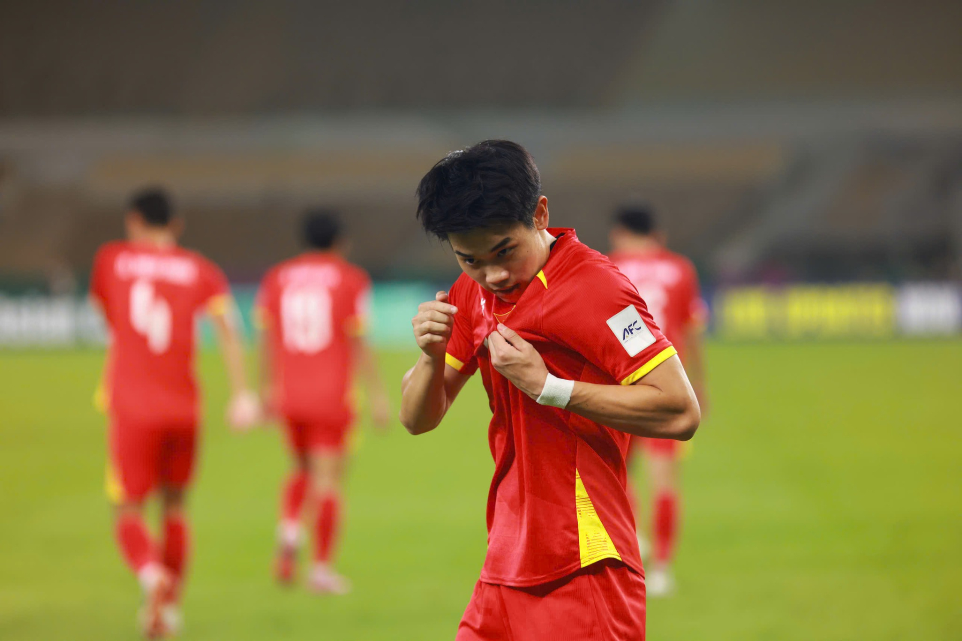 Cách Đình Bắc hôn lên Quốc kỳ in trên áo cũng khiến dân tình ấn tượng (Ảnh: Ted Trần)