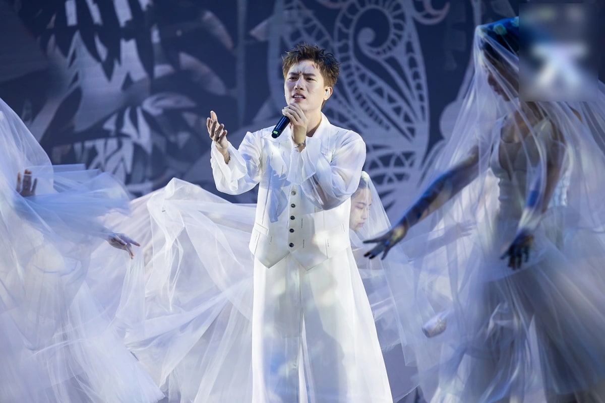 Anh Tú một lần nữa khẳng định hướng đi rõ ràng khi cân bằng cả tính giải trí lẫn phục vụ nghệ thuật chính luận (ảnh: FBNV)