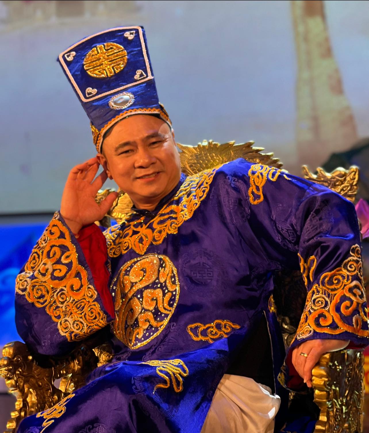 Trong sự nghiệp biểu diễn, dấu ấn đại chúng đậm nét nhất của NSND Tự Long đến từ vai diễn Táo Quân trong chương trình Gặp Nhau Cuối Năm (ảnh chụp màn hình)