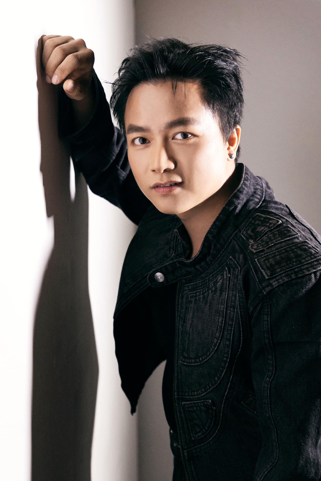 Từ một nhạc sĩ chủ yếu hoạt động ở hậu trường, Bùi Công Nam dần mở rộng phạm vi ảnh hưởng khi xây dựng hình ảnh nghệ sĩ đa năng (ảnh: FBNV)