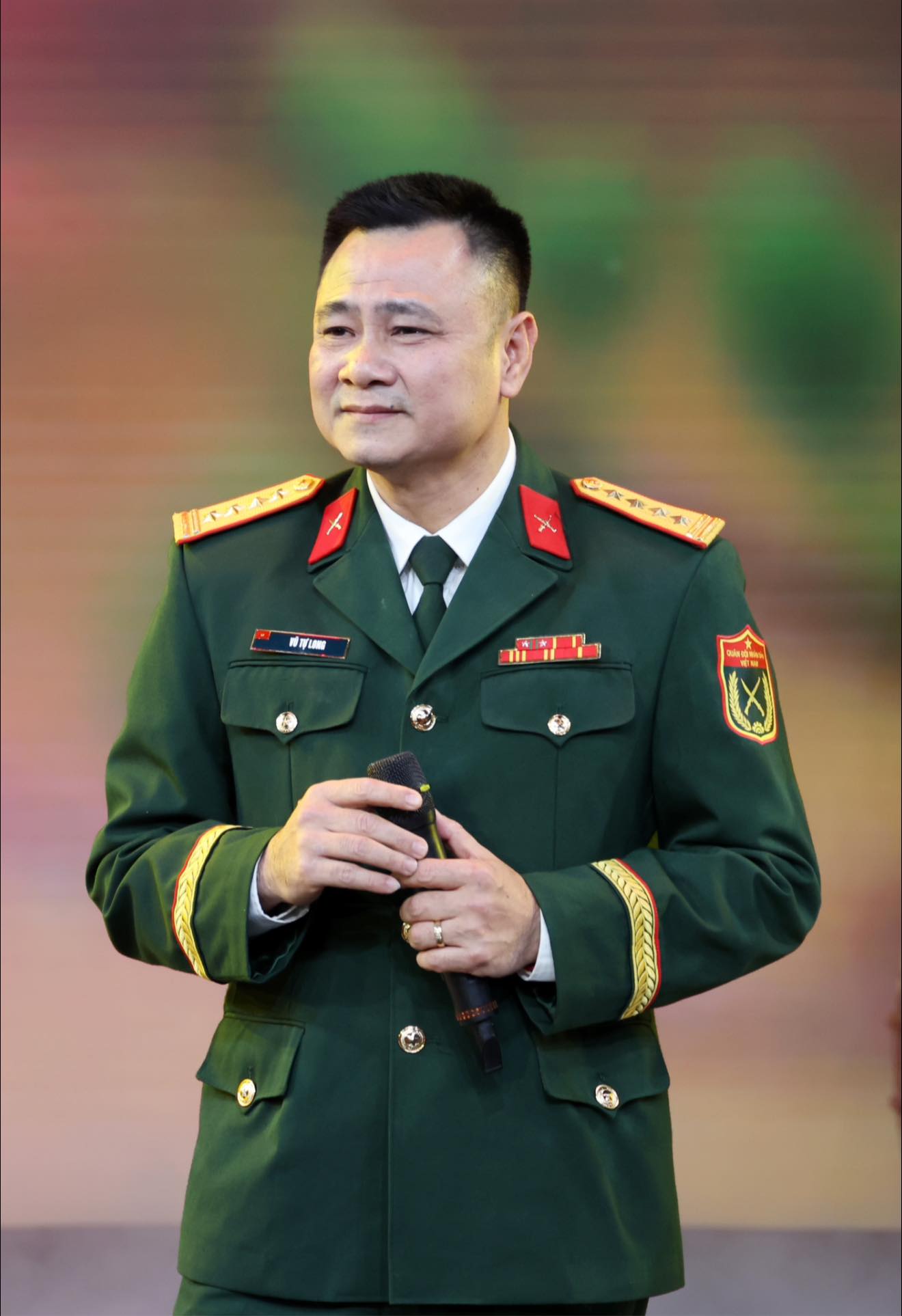 NSND Tự Long mang quân hàm Đại tá (ảnh: FBNV)