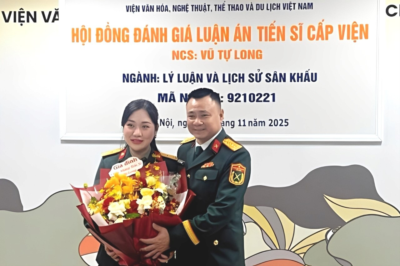 Năm 2025 đánh dấu một cột mốc đáng chú ý khác khi NSND Tự Long bảo vệ thành công luận án Tiến sĩ chuyên ngành Lý luận và Lịch sử sân khấu tại Viện Văn hóa Nghệ thuật Quốc gia Việt Nam (ảnh: FB)
