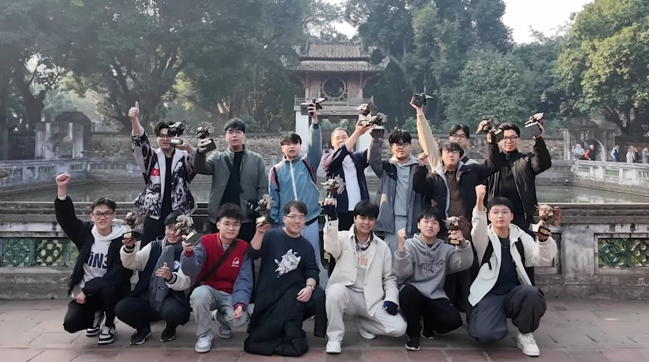 Neji (áo trắng, quần trắng) cùng với một số thành viên trong team khoe cup được gửi từ MrBeast