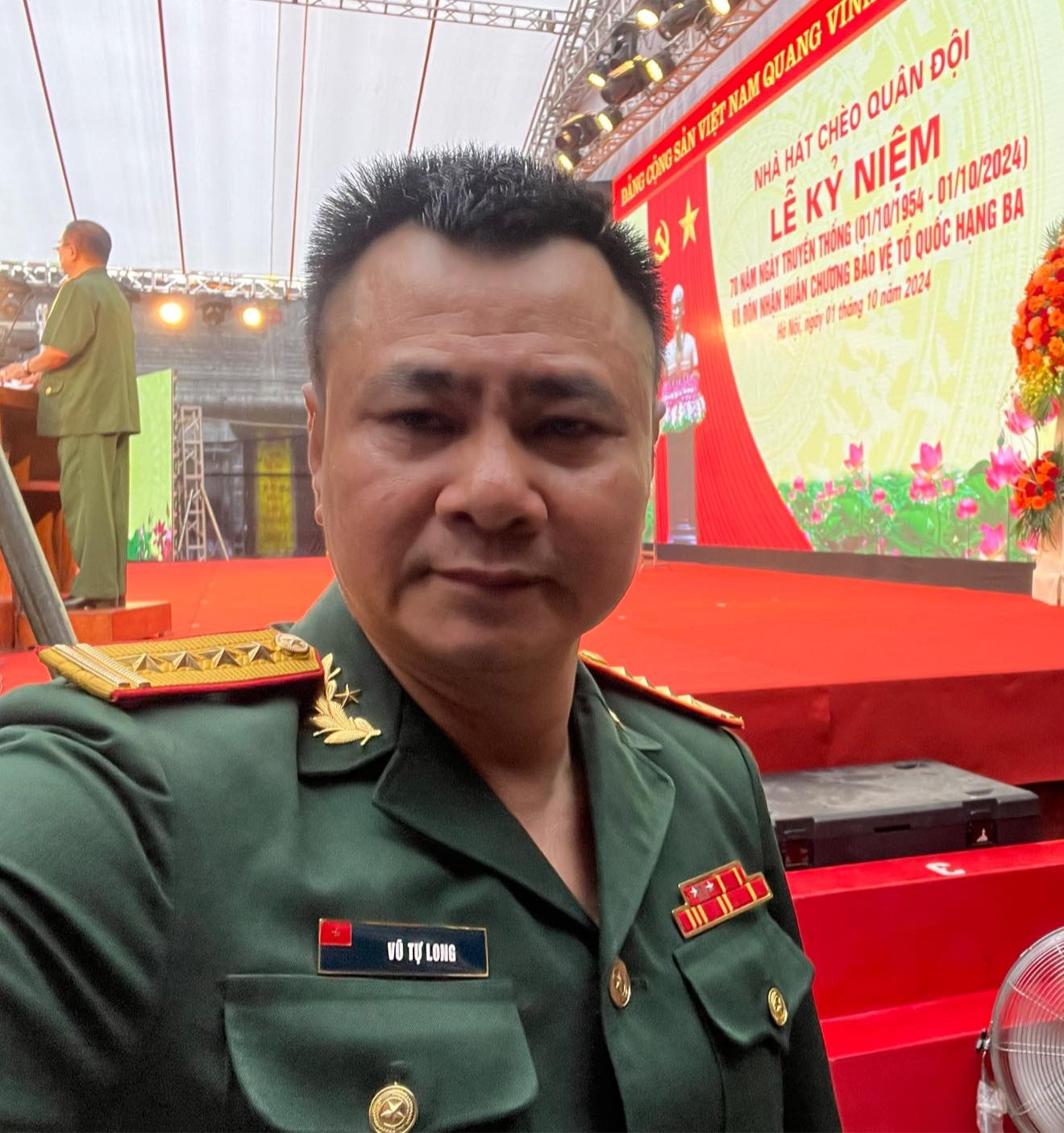 Trước khi theo học tại Đại học Sân khấu - Điện ảnh Hà Nội, NSND từng tốt nghiệp Trung cấp Xây dựng, làm thợ mộc, lơ xe để mưu sinh (ảnh: FBNV)